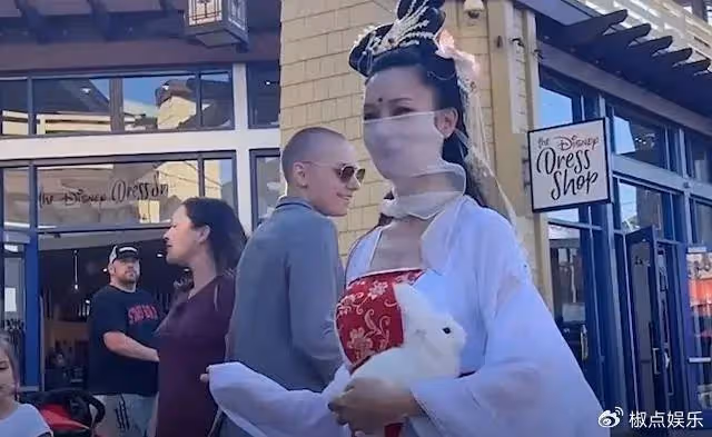 太驚艷了！四川女孩國外街頭扮演嫦娥爆紅，圍觀老外對她行跪拜禮