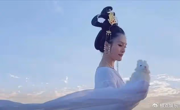 太驚艷了！四川女孩國外街頭扮演嫦娥爆紅，圍觀老外對她行跪拜禮