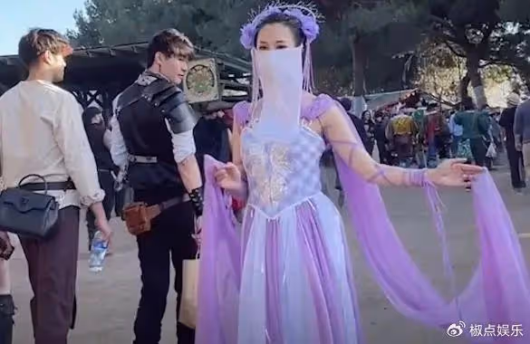 太驚艷了！四川女孩國外街頭扮演嫦娥爆紅，圍觀老外對她行跪拜禮