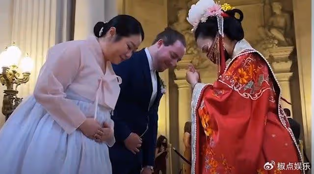 太驚艷了！四川女孩國外街頭扮演嫦娥爆紅，圍觀老外對她行跪拜禮
