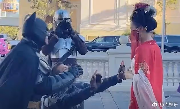 太驚艷了！四川女孩國外街頭扮演嫦娥爆紅，圍觀老外對她行跪拜禮