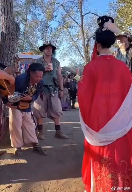 太驚艷了！四川女孩國外街頭扮演嫦娥爆紅，圍觀老外對她行跪拜禮