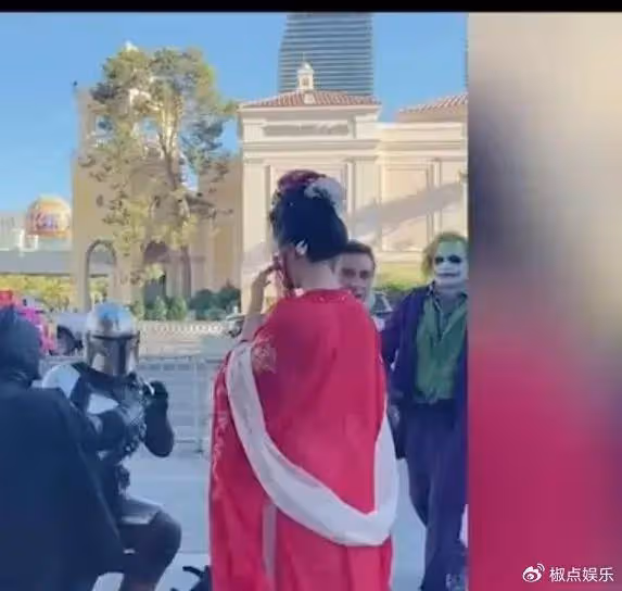 太驚艷了！四川女孩國外街頭扮演嫦娥爆紅，圍觀老外對她行跪拜禮