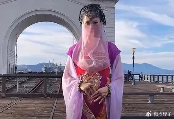 太驚艷了！四川女孩國外街頭扮演嫦娥爆紅，圍觀老外對她行跪拜禮