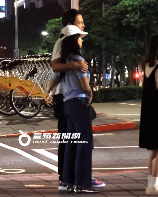 狗仔直擊｜《繁花》林熙蕾結婚13周年繡球花搞定　被老公甜擁懷中街頭放閃