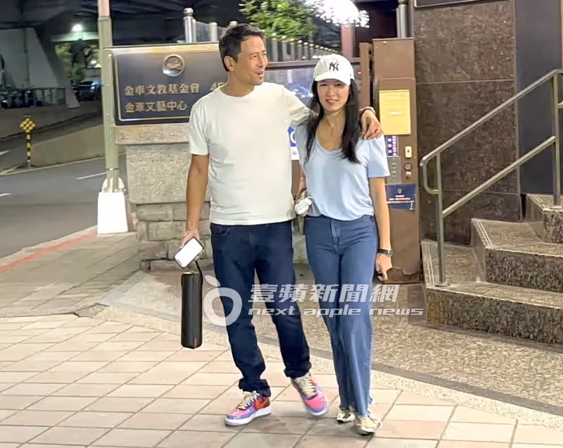 狗仔直擊｜《繁花》林熙蕾結婚13周年繡球花搞定　被老公甜擁懷中街頭放閃