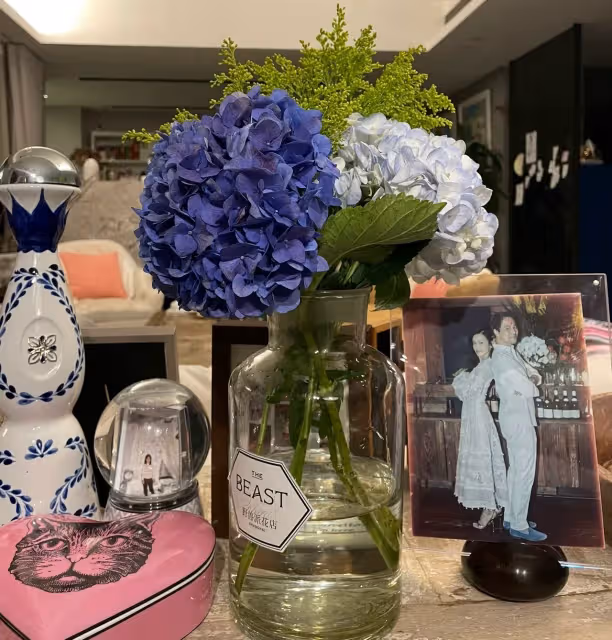 狗仔直擊｜《繁花》林熙蕾結婚13周年繡球花搞定　被老公甜擁懷中街頭放閃