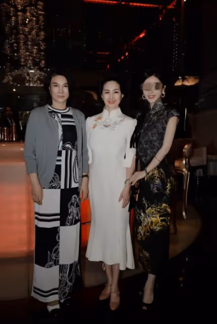 何超瓊董明珠合體,何超瓊眾星捧月,董明珠被忽略,還主動示好!