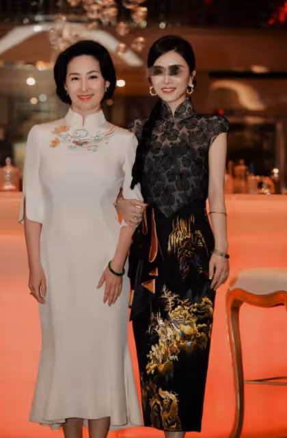 何超瓊董明珠合體,何超瓊眾星捧月,董明珠被忽略,還主動示好!