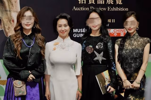 何超瓊董明珠合體,何超瓊眾星捧月,董明珠被忽略,還主動示好!