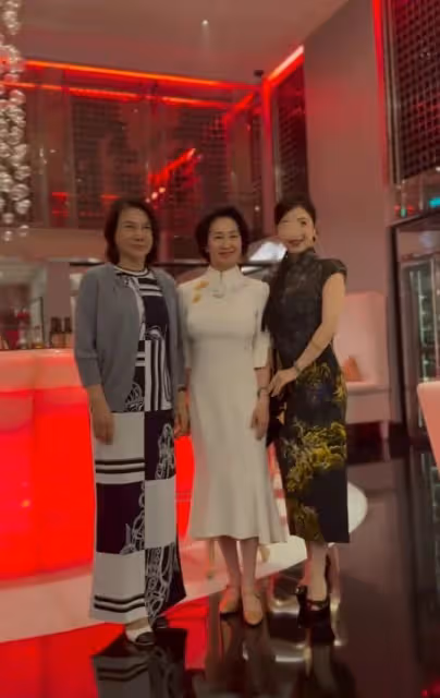 何超瓊董明珠合體,何超瓊眾星捧月,董明珠被忽略,還主動示好!
