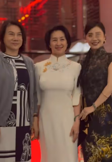何超瓊董明珠合體,何超瓊眾星捧月,董明珠被忽略,還主動示好!