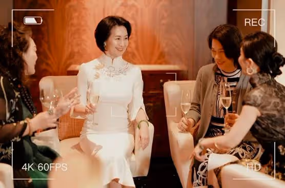 何超瓊董明珠合體,何超瓊眾星捧月,董明珠被忽略,還主動示好!