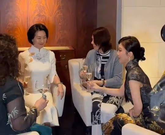 何超瓊董明珠合體,何超瓊眾星捧月,董明珠被忽略,還主動示好!