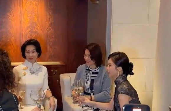 何超瓊董明珠合體,何超瓊眾星捧月,董明珠被忽略,還主動示好!