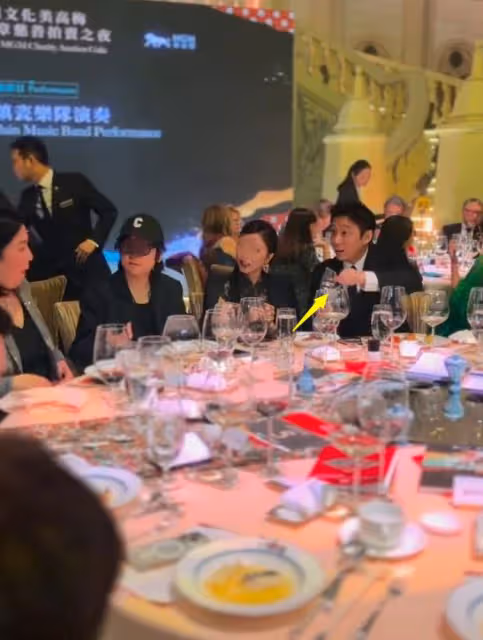 豪門不好當!霍啟剛弟弟慈善晚宴當陪客,給富婆倒酒陪笑太謙卑!