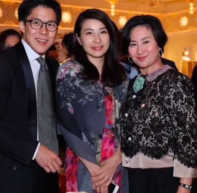 豪門不好當!霍啟剛弟弟慈善晚宴當陪客,給富婆倒酒陪笑太謙卑!