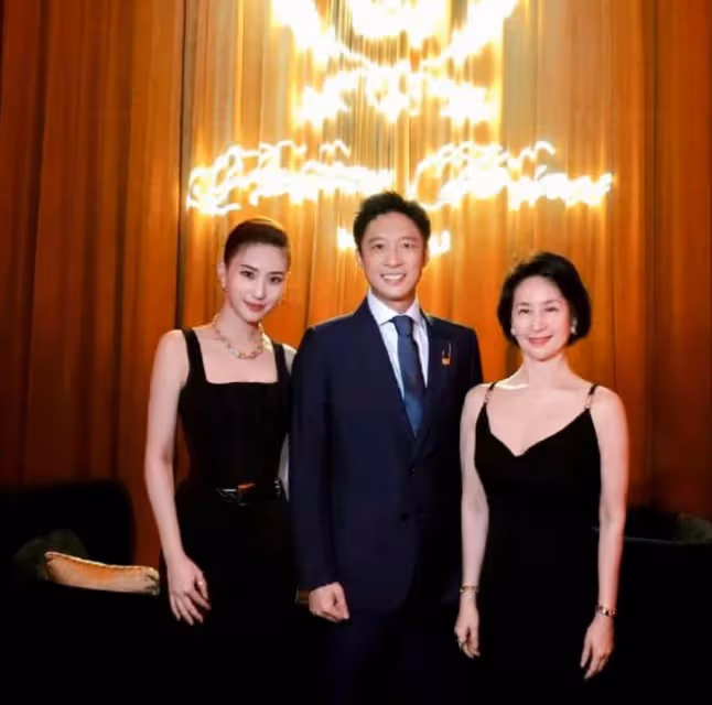 豪門不好當!霍啟剛弟弟慈善晚宴當陪客,給富婆倒酒陪笑太謙卑!