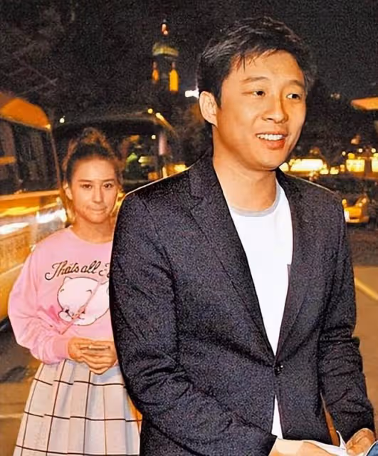 豪門不好當!霍啟剛弟弟慈善晚宴當陪客,給富婆倒酒陪笑太謙卑!