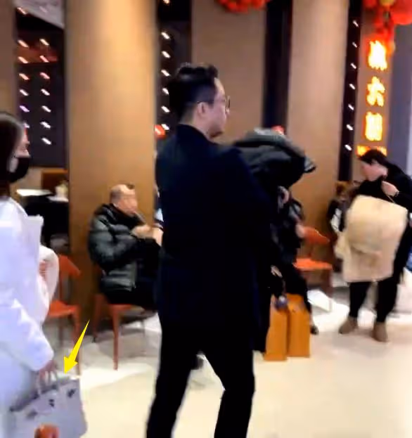 汪小菲帶老婆巡店,馬小梅背15萬愛馬仕派頭足,去年10月就戀愛了