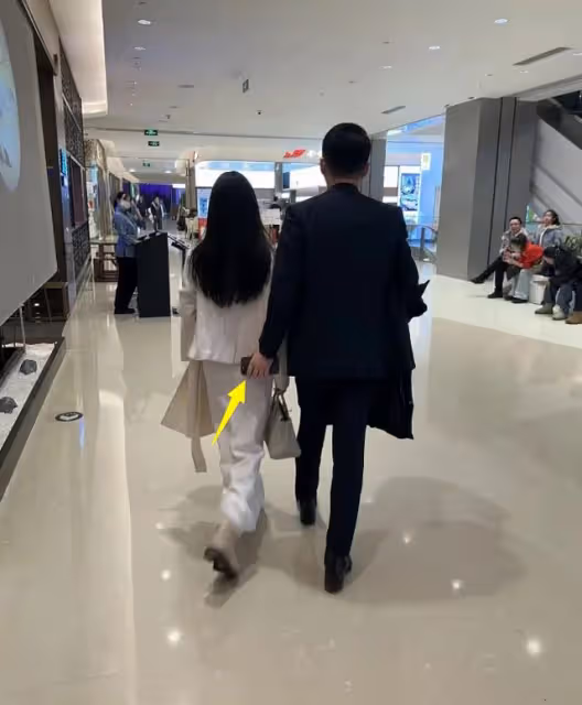 汪小菲帶老婆巡店,馬小梅背15萬愛馬仕派頭足,去年10月就戀愛了