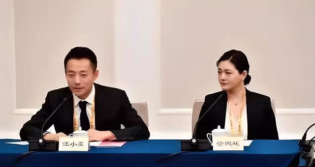汪小菲帶老婆巡店,馬小梅背15萬愛馬仕派頭足,去年10月就戀愛了