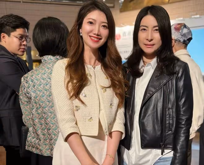 霍啟剛夫婦出席酒會,42歲郭晶晶變瘦變時髦,霍啟剛眼神滿是愛意