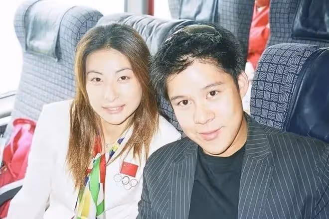 霍啟剛夫婦出席酒會,42歲郭晶晶變瘦變時髦,霍啟剛眼神滿是愛意