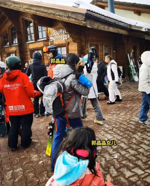 霍啟剛夫婦出席酒會,42歲郭晶晶變瘦變時髦,霍啟剛眼神滿是愛意
