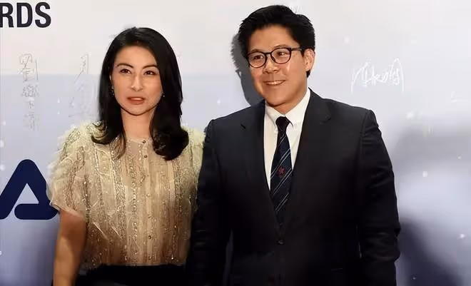 霍啟剛夫婦出席酒會,42歲郭晶晶變瘦變時髦,霍啟剛眼神滿是愛意