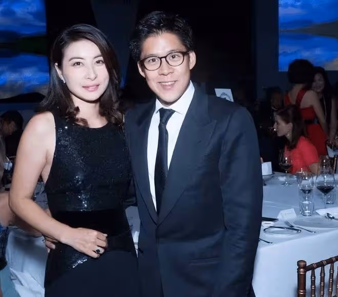 霍啟剛夫婦出席酒會,42歲郭晶晶變瘦變時髦,霍啟剛眼神滿是愛意