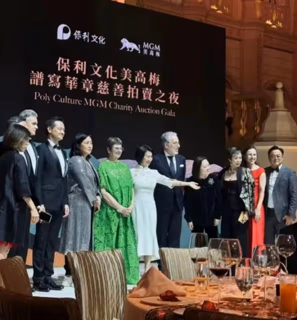 太難得！何超瓊董明珠同框合影，相差9歲風采各不同，眼神很相似