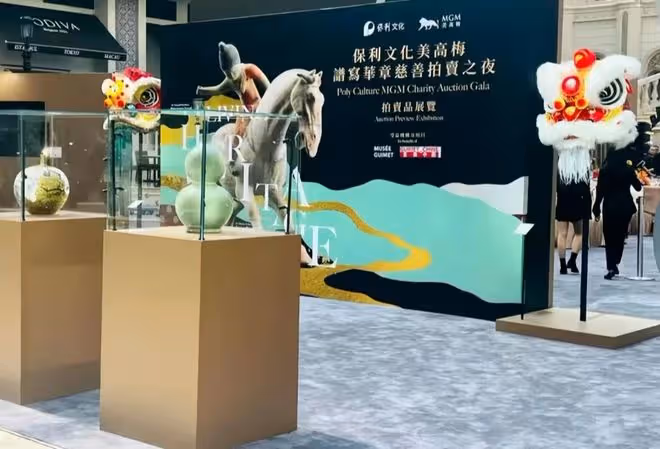 太難得！何超瓊董明珠同框合影，相差9歲風采各不同，眼神很相似