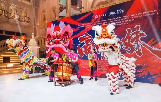 太難得！何超瓊董明珠同框合影，相差9歲風采各不同，眼神很相似