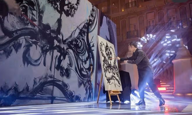 太難得！何超瓊董明珠同框合影，相差9歲風采各不同，眼神很相似