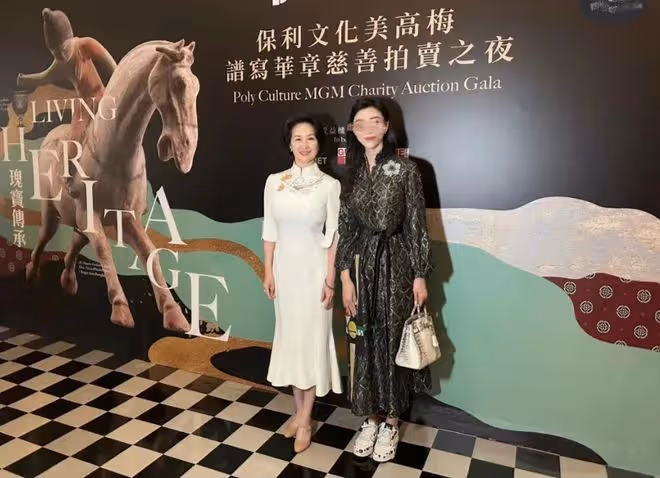 太難得!何超瓊董明珠同框合影,相差9歲風采各不同,眼神很相似