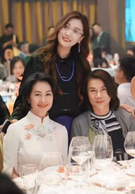 太難得!何超瓊董明珠同框合影,相差9歲風采各不同,眼神很相似