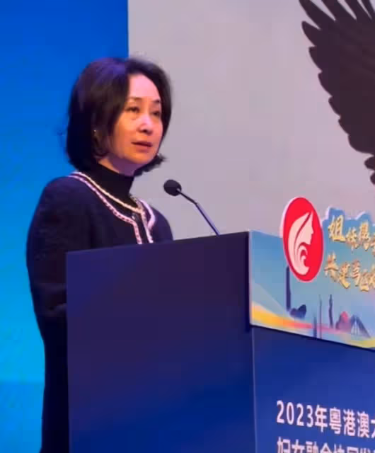 太難得!何超瓊董明珠同框合影,相差9歲風采各不同,眼神很相似