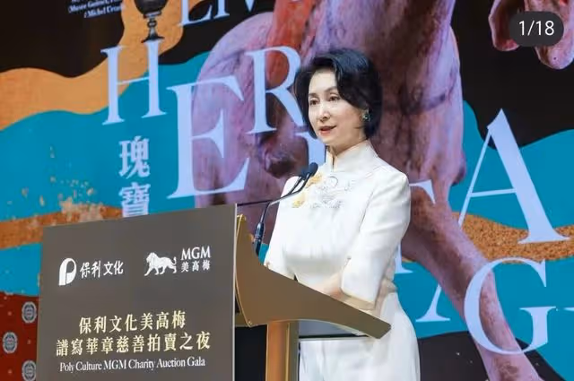 61歲何超瓊出席晚宴,獲年輕帥哥親昵摟腰,40歲霍啟山如凍齡男神