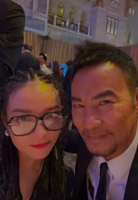 61歲何超瓊出席晚宴,獲年輕帥哥親昵摟腰,40歲霍啟山如凍齡男神
