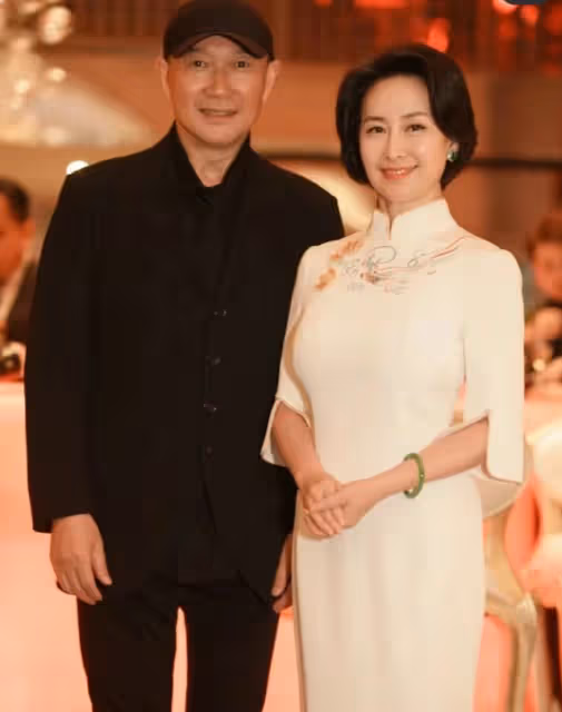 61歲何超瓊出席晚宴,獲年輕帥哥親昵摟腰,40歲霍啟山如凍齡男神