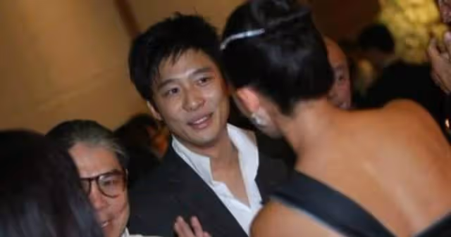 61歲何超瓊出席晚宴,獲年輕帥哥親昵摟腰,40歲霍啟山如凍齡男神