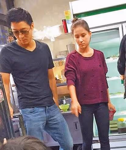 61歲何超瓊出席晚宴,獲年輕帥哥親昵摟腰,40歲霍啟山如凍齡男神