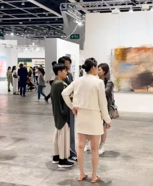 巴塞爾藝術展名流雲集:郭晶晶母女打扮精緻,林青霞鄧文迪衣品好