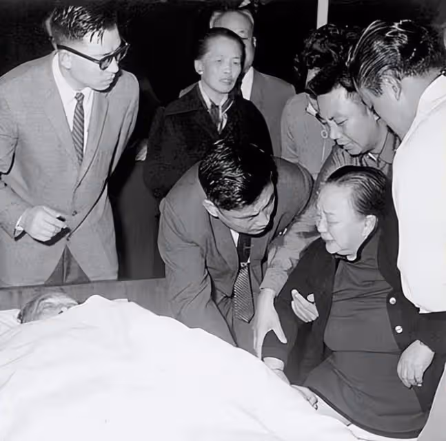 10個名人離世前鏡頭:路遙癱在床上,李敖插鼻管,喬布斯骨瘦如柴