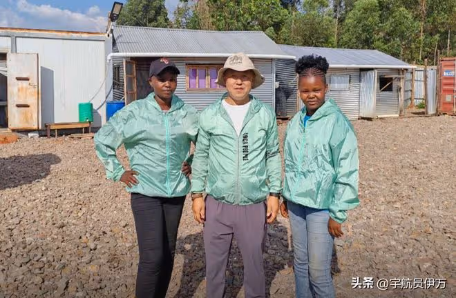 遼寧大爺遭前妻拋棄,去非洲撈金意外娶三個嬌妻,如今成人生贏家