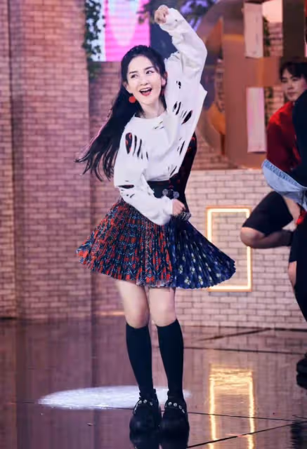 謝娜重回快本造型依舊甜美,甜酷風打扮真顯嫩,一點不像孩子媽