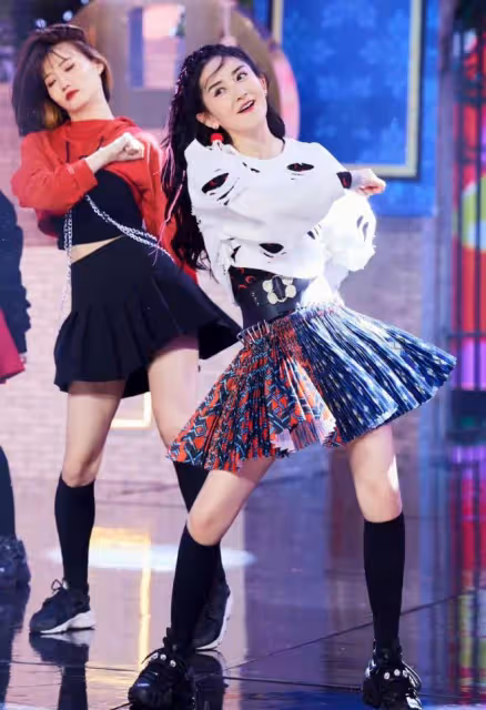 謝娜重回快本造型依舊甜美,甜酷風打扮真顯嫩,一點不像孩子媽