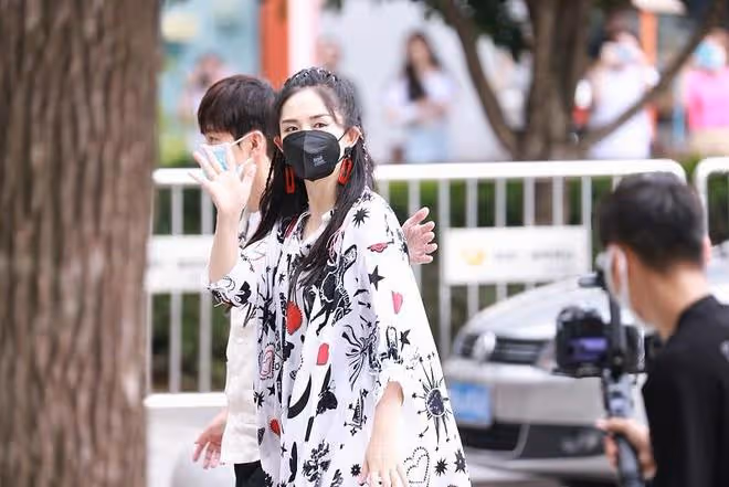謝娜重回快本造型依舊甜美,甜酷風打扮真顯嫩,一點不像孩子媽
