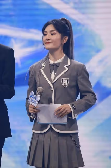 謝娜重回快本造型依舊甜美,甜酷風打扮真顯嫩,一點不像孩子媽